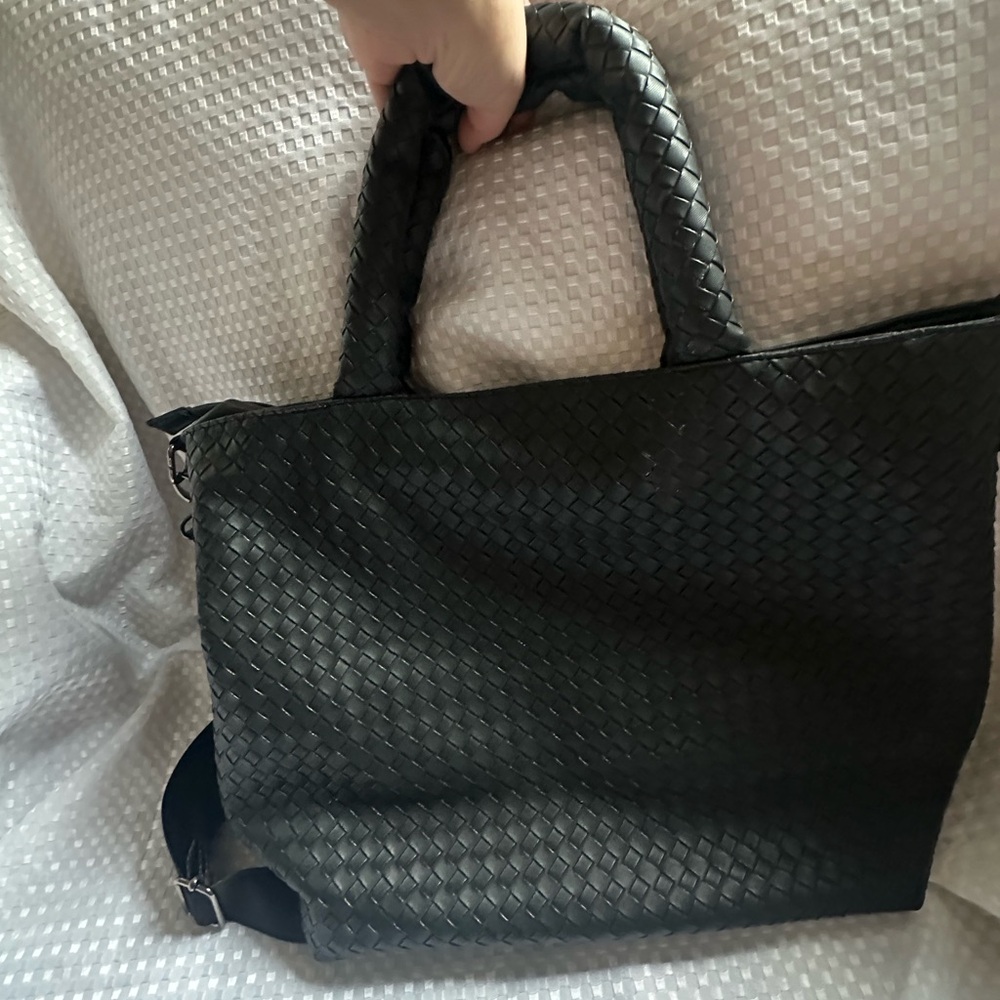 Pre-Owned Black Woven Shoulder Bag - Medium, Laptop Friendly, Everyday Chic